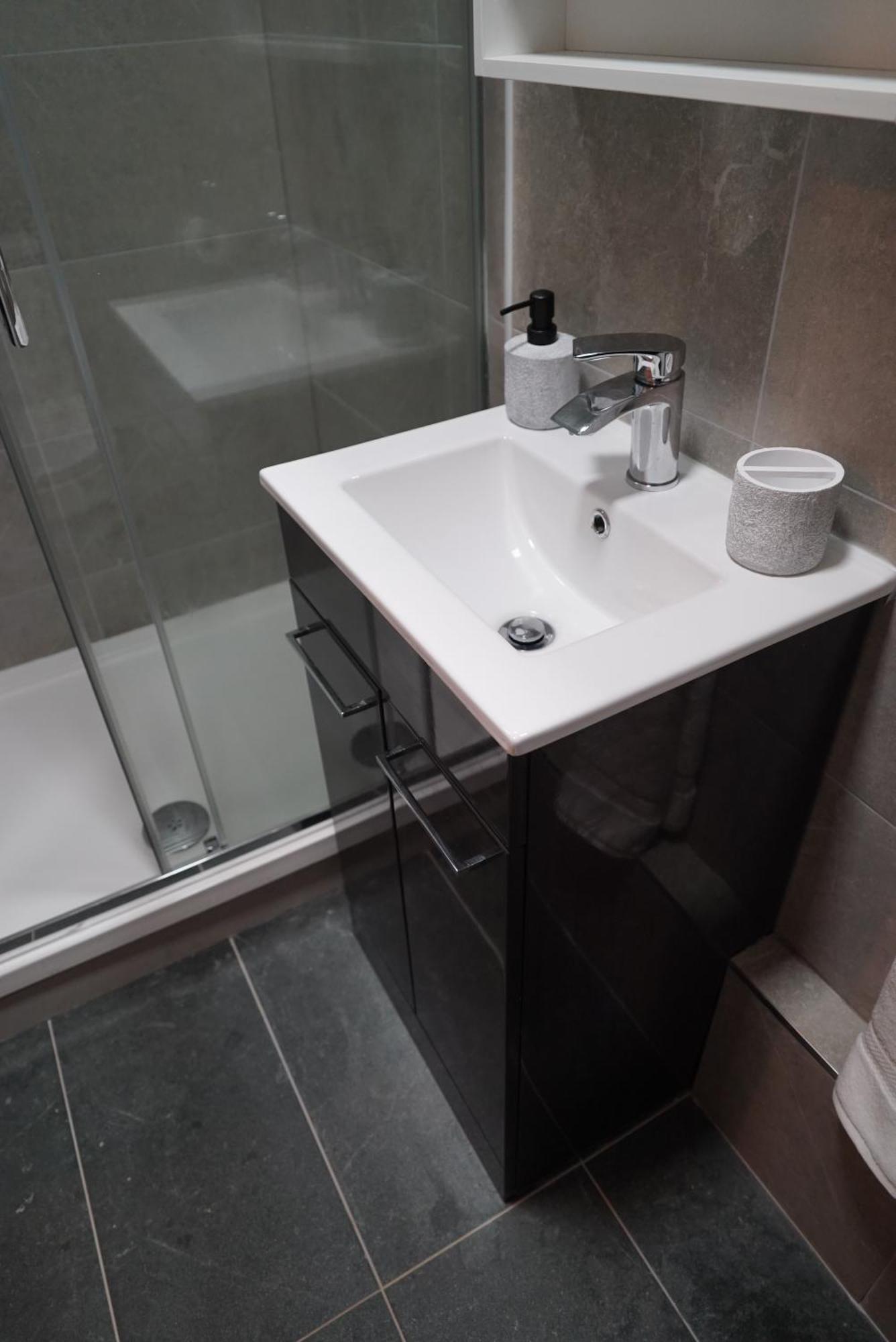 1 & 2 Bed Apartments - Desborough, Kettering, Cosy, Parking, Family, Wifi Eksteriør bilde