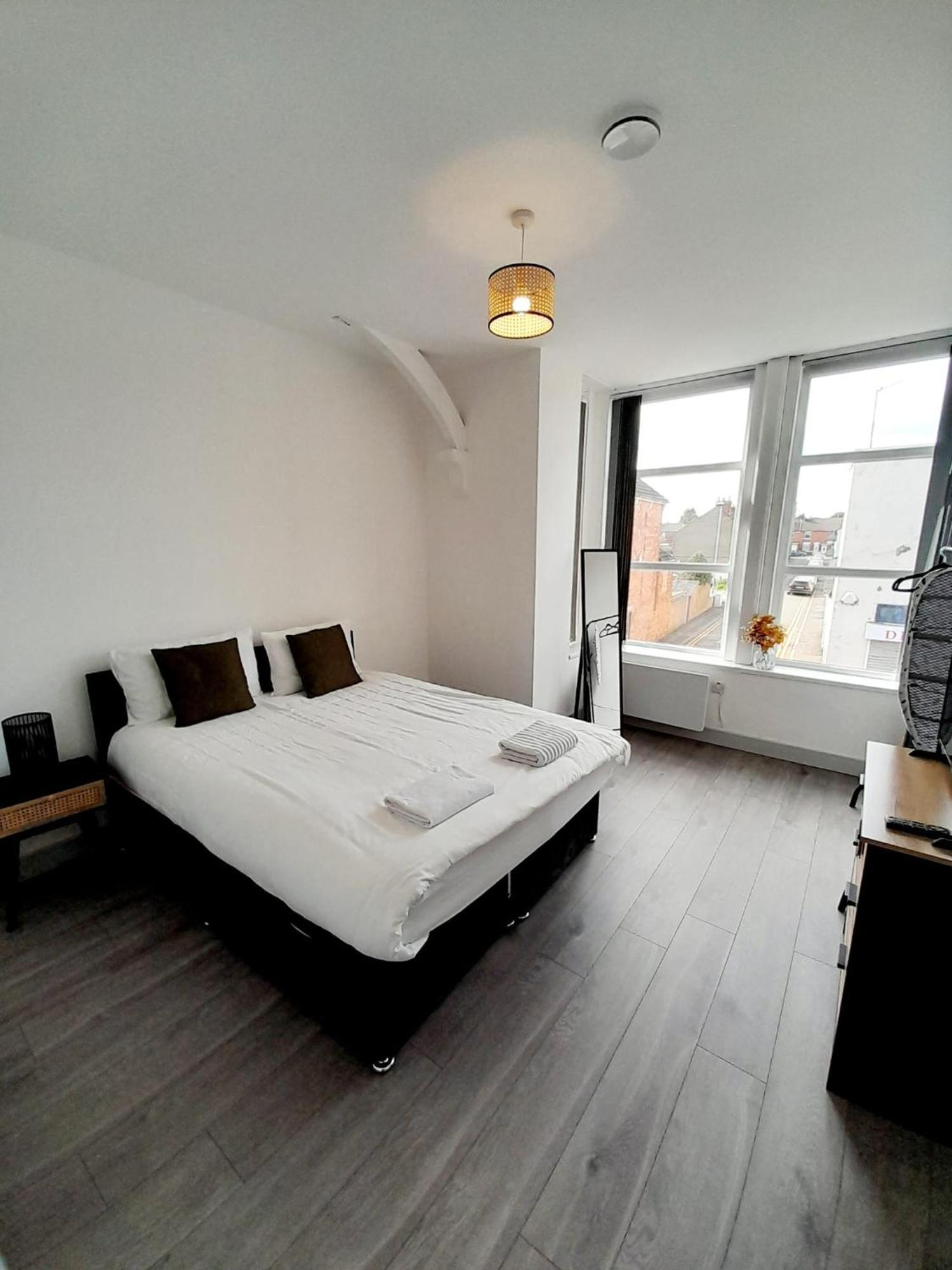 1 & 2 Bed Apartments - Desborough, Kettering, Cosy, Parking, Family, Wifi Eksteriør bilde